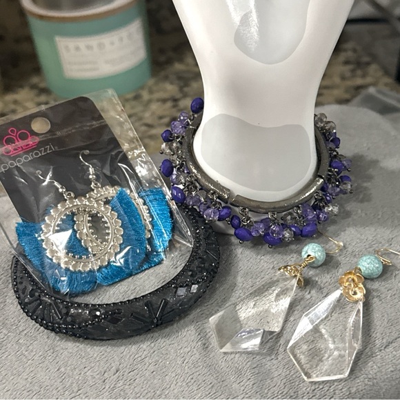 Paparazzi 7 Piece Bundle 2-Rings 2- Earrings and 3-Bracelets - Picture 10 of 12